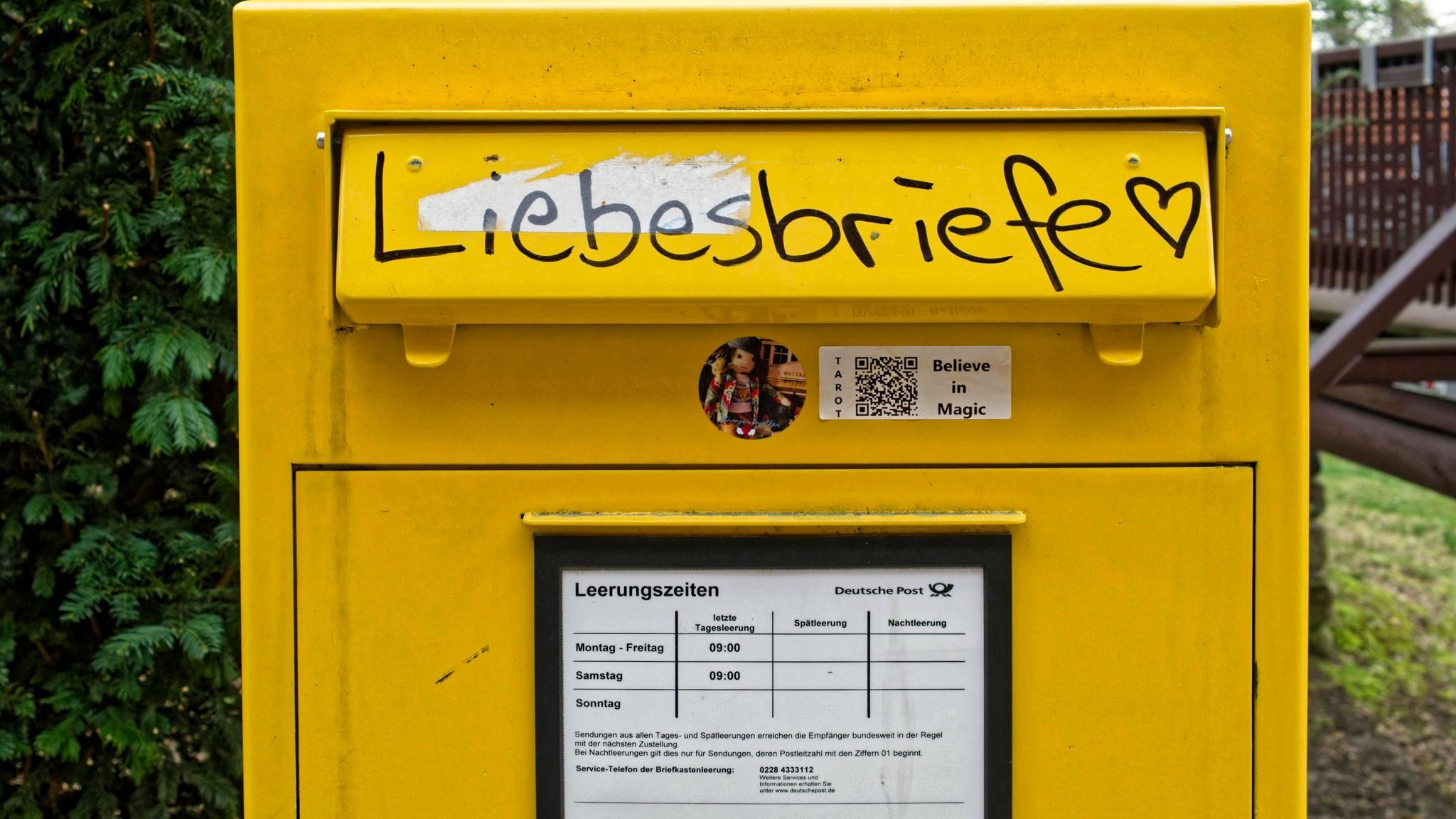 Ein gelber Briefkasten, auf dem das Wort "Liebesbriefe" steht