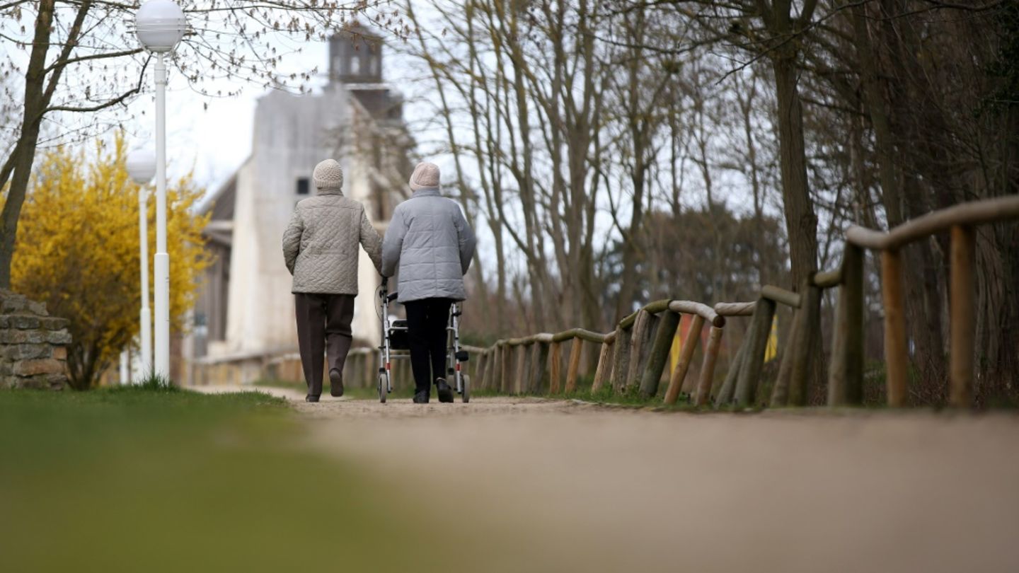 Ältere Frauen bei Spaziergang