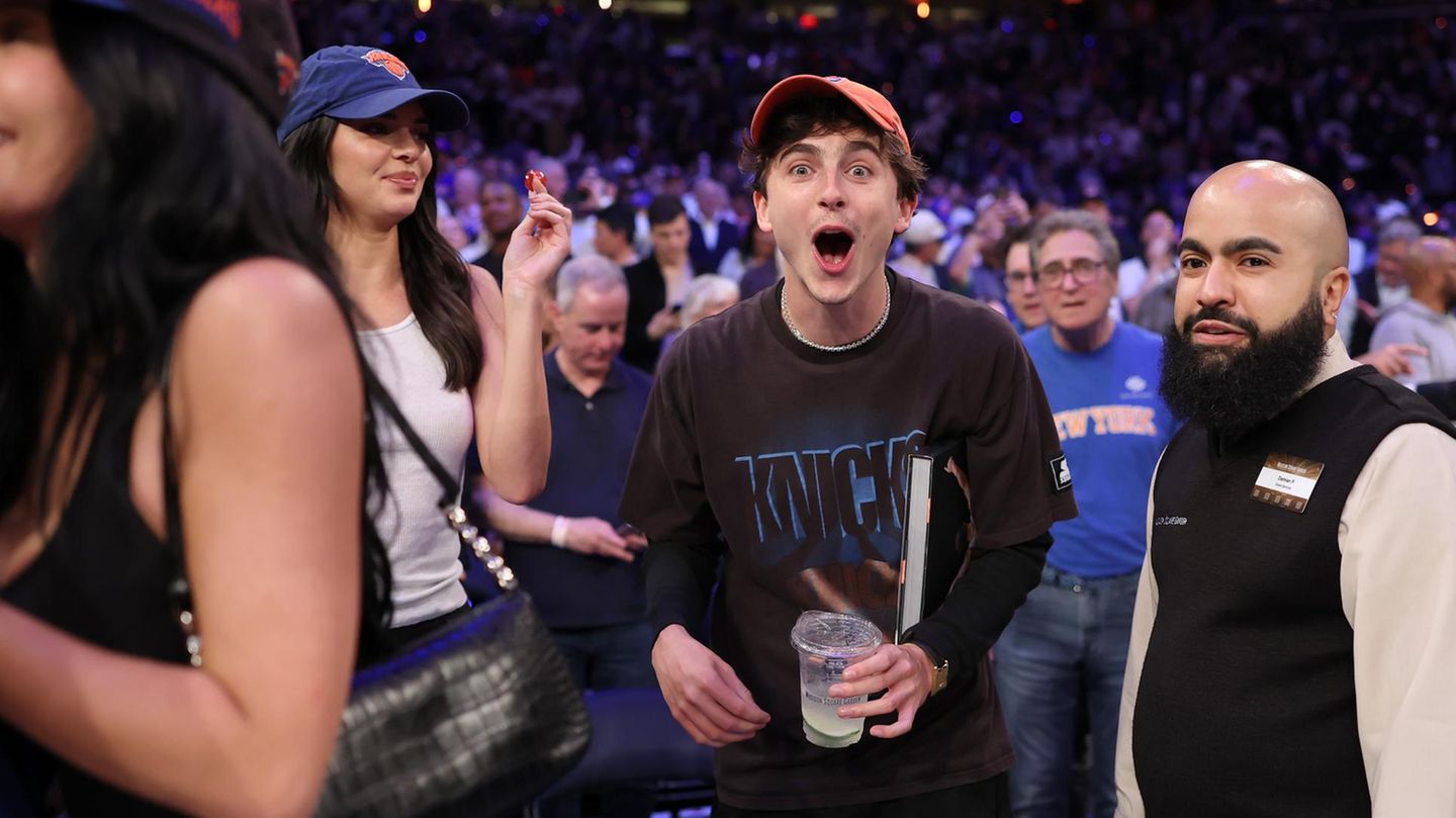 Timothée Chalamet reißt am Spielfeldrand den Mund auf, er freut sich über einen Sieg der New York Knicks