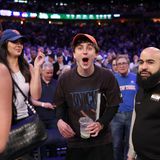 Timothée Chalamet reißt am Spielfeldrand den Mund auf, er freut sich über einen Sieg der New York Knicks
