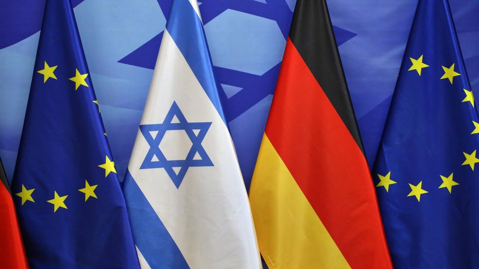 Verzögerung bei Hilfslieferungen: EU prüft Partnerschaftsabkommen mit Israel Die EU-Flagge, Israels Flagge und Deutschlands Flagge sind nebeneinander aufgereiht