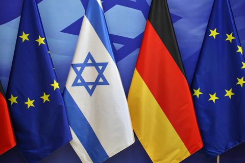 Die EU-Flagge, Israels Flagge und Deutschlands Flagge sind nebeneinander aufgereiht