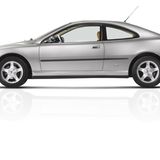 Peugeot 406 Coupé  Kaum eine Volumenmarke in Europa hat eine so reiche Coupé-Tradition wie Peugeot. Diese ließ der französische Hersteller 1997 mit dem von Pininfarina gezeichneten 406 Coupé eindrucksvoll aufleben. Im Innenraum gab es wahlweise elegante Ledersitze oder kuschelige Velourspolster sowie eine umfangreiche Serienausstattung. Wer etwas auf sich hielt, wählte ab der Jahrtausendwende den 152 kW (207 PS) starken Dreiliter-V6. In Deutschland war besonders der sparsame 2,2 HDI mit 98 kW (133 PS) und Commonrail-Diesel beliebt. Mit moderatem Gasfuß begnügt sich dieser trotz Partikelfilter mit etwa fünf Litern Diesel auf 100 Kilometer. Gepflegte Benziner mit weniger als 200.000 Kilometern sind ab 2500 Euro zu haben