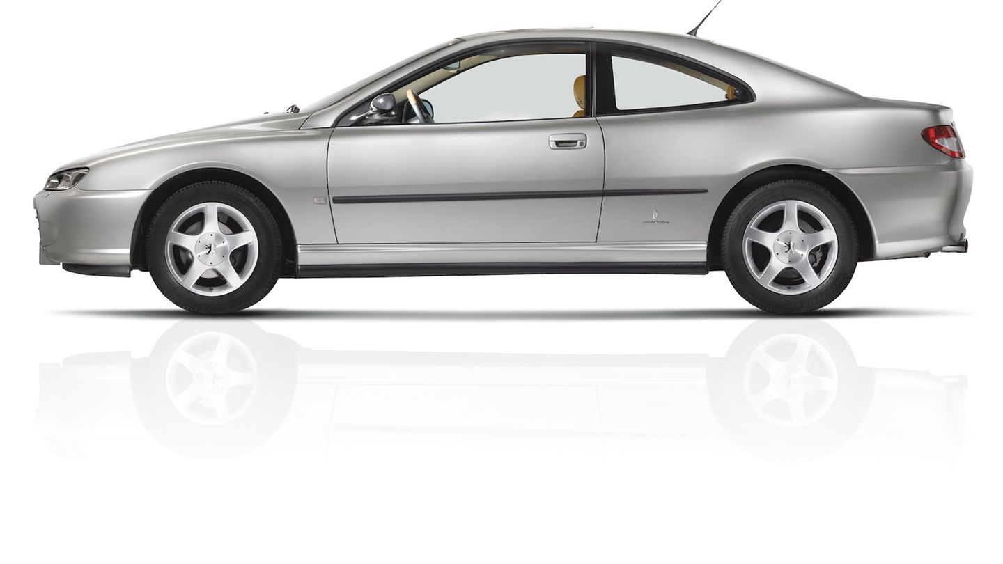 Peugeot 406 Coupé  Kaum eine Volumenmarke in Europa hat eine so reiche Coupé-Tradition wie Peugeot. Diese ließ der französische Hersteller 1997 mit dem von Pininfarina gezeichneten 406 Coupé eindrucksvoll aufleben. Im Innenraum gab es wahlweise elegante Ledersitze oder kuschelige Velourspolster sowie eine umfangreiche Serienausstattung. Wer etwas auf sich hielt, wählte ab der Jahrtausendwende den 152 kW (207 PS) starken Dreiliter-V6. In Deutschland war besonders der sparsame 2,2 HDI mit 98 kW (133 PS) und Commonrail-Diesel beliebt. Mit moderatem Gasfuß begnügt sich dieser trotz Partikelfilter mit etwa fünf Litern Diesel auf 100 Kilometer. Gepflegte Benziner mit weniger als 200.000 Kilometern sind ab 2500 Euro zu haben