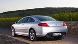 Peugeot 407 Coupé  Eine Nummer größer war der Nachfolger, das 407 Coupé, vorgestellt auf der IAA 2005. Die eleganten Formen – etwas weniger filigran als beim Vorgänger – gingen mit einer luxuriösen Ausstattung einher, darunter Xenon-Scheinwerfer, JBL-Soundsystem oder elektrisch verstellbare Ledersitze. Ungewöhnlich für die Tradition sportlicher Grand-Tourisme-Zweitürer der Löwenmarke war die Betonung auf Diesel. Für Vortrieb sorgte ein Sechszylinder-Turbodiesel mit zunächst 2,7 und ab 2009 3,0 Litern Hubraum und bis zu 177 kW (240 PS), der mit unter acht Litern Diesel auf 100 Kilometer auskam. Noch sparsamer war der Vierzylinder-Diesel mit 120 kW (163 PS). Die Benziner mit 2,2 und 3,0 Litern Hubraum (163 bzw. 211 PS) verkauften sich im deutschsprachigen Raum schlecht. Preise für V6-Diesel beginnen bei 5000 Euro