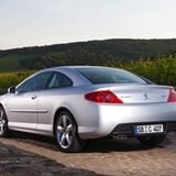 Peugeot 407 Coupé  Eine Nummer größer war der Nachfolger, das 407 Coupé, vorgestellt auf der IAA 2005. Die eleganten Formen – etwas weniger filigran als beim Vorgänger – gingen mit einer luxuriösen Ausstattung einher, darunter Xenon-Scheinwerfer, JBL-Soundsystem oder elektrisch verstellbare Ledersitze. Ungewöhnlich für die Tradition sportlicher Grand-Tourisme-Zweitürer der Löwenmarke war die Betonung auf Diesel. Für Vortrieb sorgte ein Sechszylinder-Turbodiesel mit zunächst 2,7 und ab 2009 3,0 Litern Hubraum und bis zu 177 kW (240 PS), der mit unter acht Litern Diesel auf 100 Kilometer auskam. Noch sparsamer war der Vierzylinder-Diesel mit 120 kW (163 PS). Die Benziner mit 2,2 und 3,0 Litern Hubraum (163 bzw. 211 PS) verkauften sich im deutschsprachigen Raum schlecht. Preise für V6-Diesel beginnen bei 5000 Euro