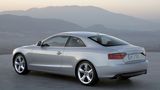 Audi A5 Coupé  Wer mit weniger zufrieden ist, wählt die Vierzylinder-Benziner mit 1,8 oder 2,0 Litern Hubraum und Motorstärken ab 160 PS, die solide Fahrleistungen bieten. In puncto Image und Prestige spielen die S- oder RS-Modelle in einer anderen Liga, ebenso wie der sparsame und drehmomentstarke 3,0 TDI mit 240 PS und serienmäßigem Allradantrieb. Kauftipp: das 333 PS starke S5 Coupé oder der 3.0 TDI Quattro. Der A5 ist zudem nicht nur als Cabrio, sondern auch als viertüriges Coupé erhältlich