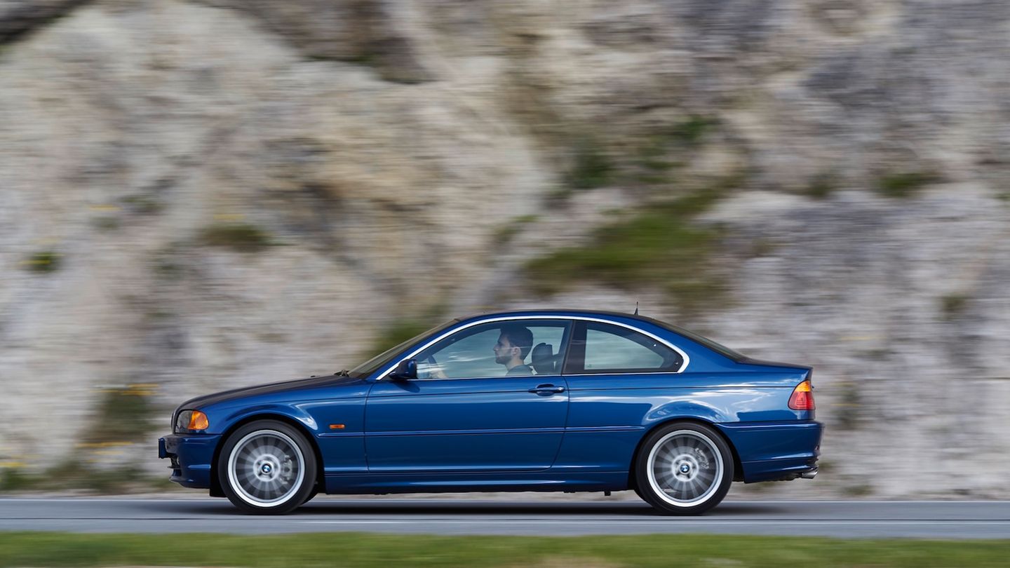 BMW 3er Coupé  Optimal motorisiert ist das BMW 3er Coupé der Generation E46 mit dem 328i- oder 330i-Triebwerk, das 141 kW (192 PS) bzw. 171 kW (231 PS) und ein maximales Drehmoment von 300 Nm bietet. Der Bayer beschleunigt in unter sieben Sekunden auf 100 km/h und erreicht mit Handschaltung bis zu 250 km/h. So modern der Reihensechszylinder auch heute wirkt, muss man sich bei frühen Modellen an das höhere Drehzahl- und Geräuschniveau des manuellen Fünfganggetriebes gewöhnen