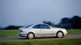 Mercedes CLK  Der Mercedes CLK der Generation C208 ist im Grunde eine zweitürige E-Klasse. Besonders spektakulär: der CLK 55 AMG, der einst über 80.000 Euro kostete. Heute beginnen die Preise bei 15.000 Euro. Wer langfristig Freude haben möchte, sollte in ein unverbasteltes Fahrzeug investieren – oft mit doppeltem Budget