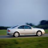 Mercedes CLK  Der Mercedes CLK der Generation C208 ist im Grunde eine zweitürige E-Klasse. Besonders spektakulär: der CLK 55 AMG, der einst über 80.000 Euro kostete. Heute beginnen die Preise bei 15.000 Euro. Wer langfristig Freude haben möchte, sollte in ein unverbasteltes Fahrzeug investieren – oft mit doppeltem Budget