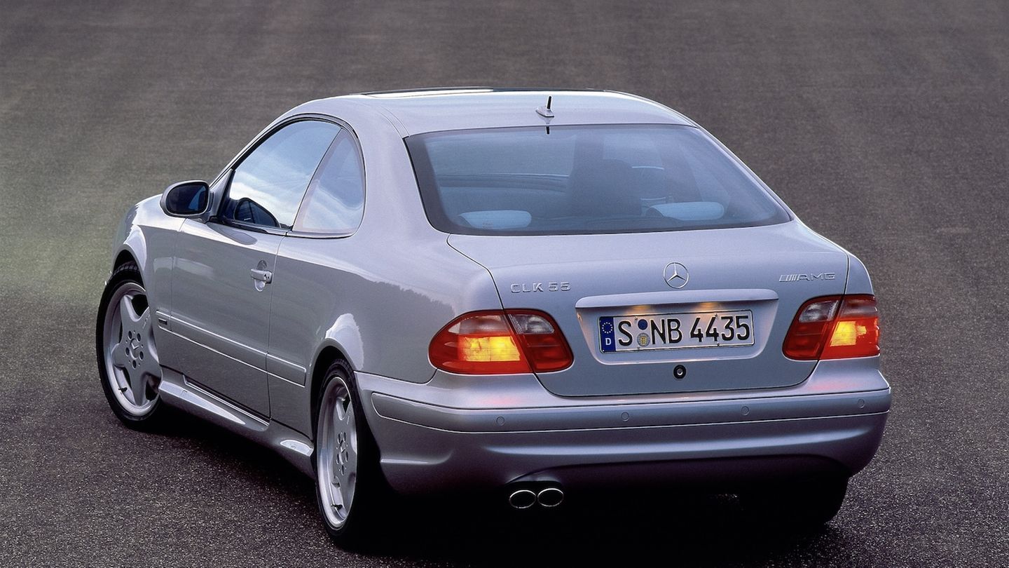 Ratgeber Gebrauchtwagen: Mercedes CLK Der Aufwand lohnt sich: Mit etwas Pflege hält der 5,5-Liter-Achtzylinder M113 länger als der Rest des Autos. Mit 255 kW (347 PS) und 510 Nm Drehmoment ist er ein robustes, nahezu unzerstörbares Triebwerk. Als der CLK 55 AMG 1999 erschien, übernahm Mercedes gerade die Tuningschmiede AMG. Das zeigt sich in der sportlichen Abstimmung mit strafferem Fahrwerk, stärkeren Stabilisatoren und einer Tieferlegung um 25 Millimeter, ohne jedoch die kompromisslose Dynamik eines SL AMG zu erreichen Mercedes CLK Der Aufwand lohnt sich: Mit etwas Pflege hält der 5,5-Liter-Achtzylinder M113 länger als der Rest des Autos. Mit 255 kW (347 PS) und 510 Nm Drehmoment ist er ein robustes, nahezu unzerstörbares Triebwerk. Als der CLK 55 AMG 1999 erschien, übernahm Mercedes gerade die Tuningschmiede AMG. Das zeigt sich in der sportlichen Abstimmung mit strafferem Fahrwerk, stärkeren Stabilisatoren und einer Tieferlegung um 25 Millimeter, ohne jedoch die kompromisslose Dynamik eines SL AMG zu erreichen