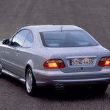 Mercedes CLK  Der Aufwand lohnt sich: Mit etwas Pflege hält der 5,5-Liter-Achtzylinder M113 länger als der Rest des Autos. Mit 255 kW (347 PS) und 510 Nm Drehmoment ist er ein robustes, nahezu unzerstörbares Triebwerk. Als der CLK 55 AMG 1999 erschien, übernahm Mercedes gerade die Tuningschmiede AMG. Das zeigt sich in der sportlichen Abstimmung mit strafferem Fahrwerk, stärkeren Stabilisatoren und einer Tieferlegung um 25 Millimeter, ohne jedoch die kompromisslose Dynamik eines SL AMG zu erreichen