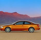 Volvo C70  Anfang der 1990er-Jahre wollte Volvo mehr Emotion und Sportlichkeit in sein Programm bringen. Bis 1993/94 dauerte es, bis der Entwicklungsauftrag für ein Coupé (und Cabrio) auf Basis des Volvo 850 erteilt wurde, der später zum V70 wurde. Der C70 feierte 1996 auf dem Pariser Autosalon Premiere und glänzte im Film "The Saint" mit Val Kilmer