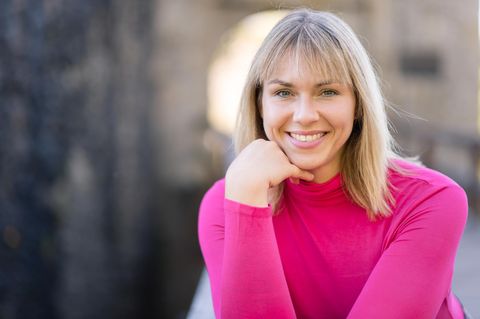 Lipödem-Bretroffene Tina Schwarz im pinkfarbenen Pullover