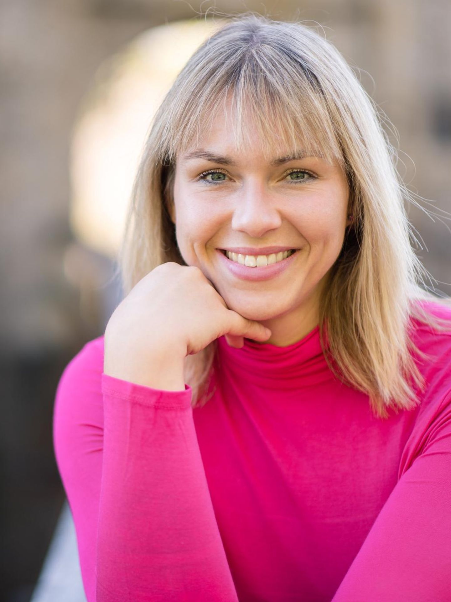 Lipödem-Bretroffene Tina Schwarz im pinkfarbenen Pullover