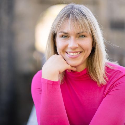 Lipödem-Bretroffene Tina Schwarz im pinkfarbenen Pullover