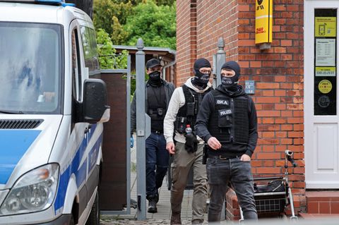 Letzte Verteidigungswelle: Polizisten bei einer Razzia