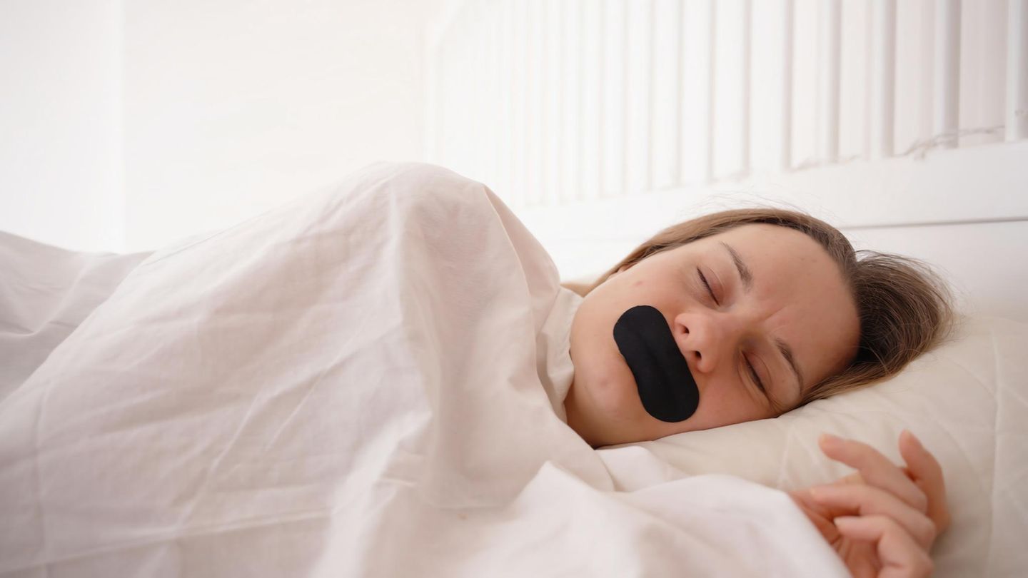 Mouth Taping: Frau im Bett schlafend Mouth Taping: Frau im Bett schlafend