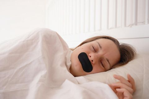 Mouth Taping: Frau im Bett schlafend
