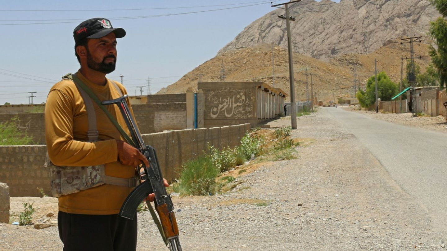 Wachmann in Khuzdar in der Nähe des Angriffsorts