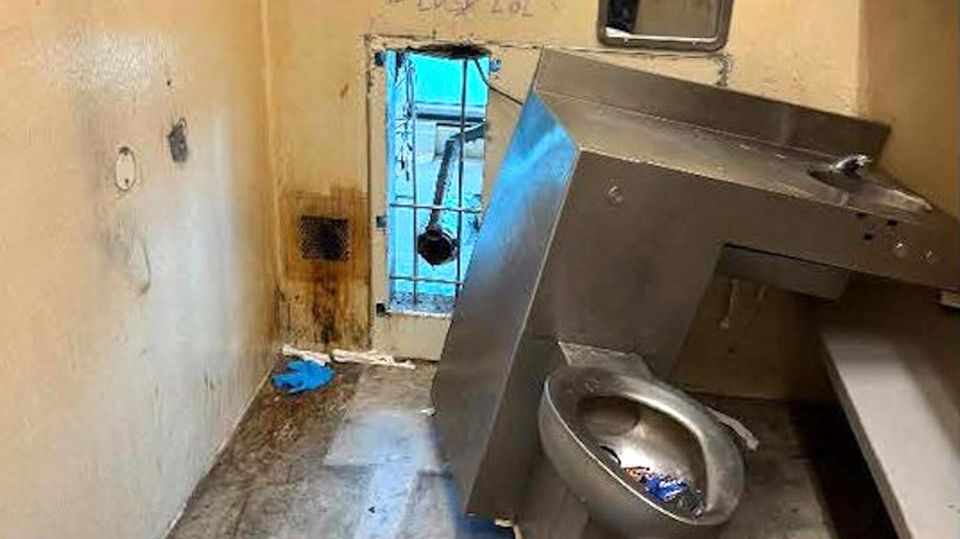 Die Häftlinge Entkamen Dirtch Ein Loch in der Einer -Toilette