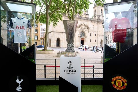 Europa League: Trophäe in Bilbaeo, daneben Tottenham- und ManU-Trikot