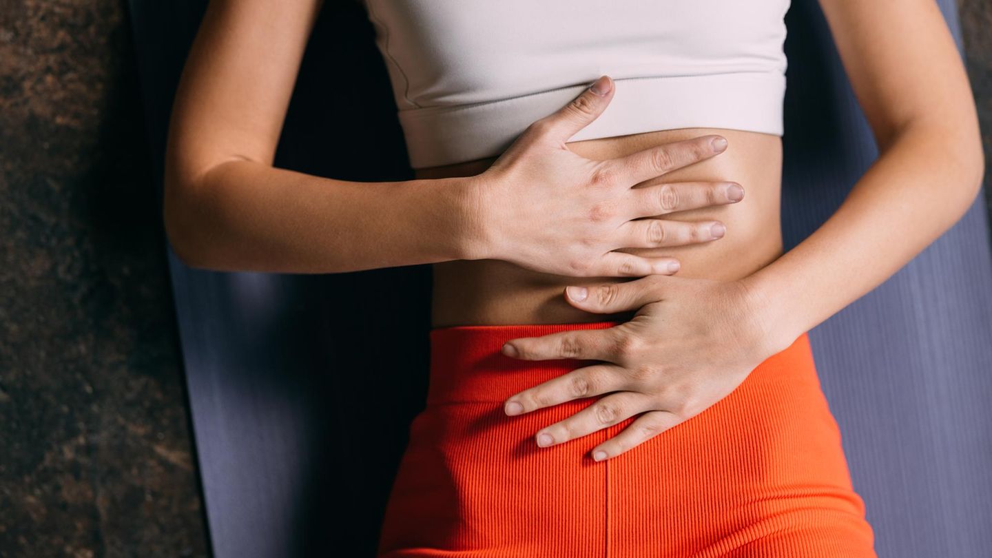 Schlankheitstrend: Frau fast sich auf den sehr flachen Bauch