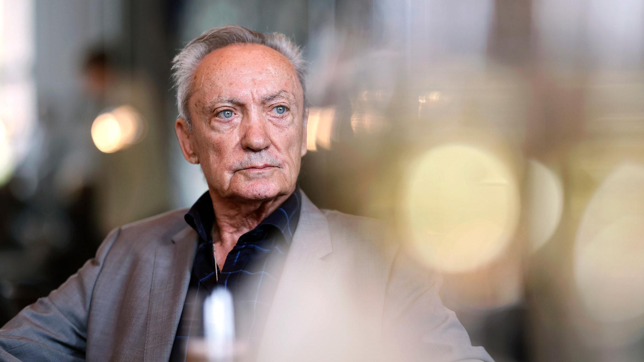 Udo Kier im Jahr 2024 in Köln: ein Mann schaut nachdenklich in die Ferne