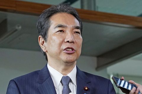 Japans Landwirtschaftsminister Taku Eto gibt ein Statement am Büro des Premierministers, nachdem er seinen Rücktritt