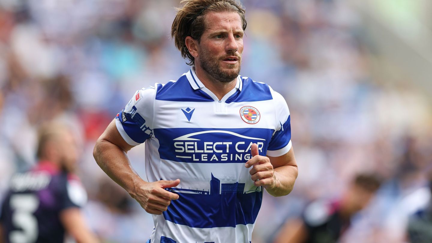 Great Britain: British football professional: First heart attack, then gate