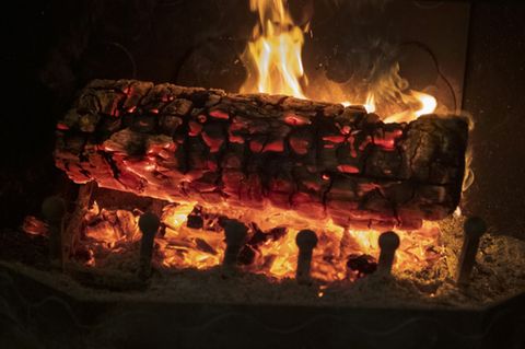 Holzscheit in Kamin