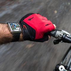 Ein Mann trägt beim Radfahren eine Apple Watch, die gerade von Stiftung Warentest gelobt wurde
