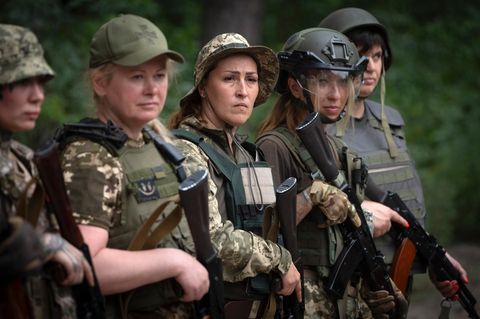 Soldatinnen der Luftabwehrgruppe "Butscha-Hexen" bei einer Übung in der Ukraine