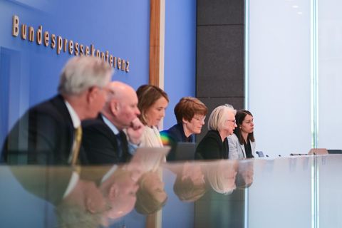 Die Mitglieder des Sachverständigenrats stellen ihr Gutachten in der Bundespressekonferenz vor
