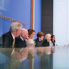 Die Mitglieder des Sachverständigenrats stellen ihr Gutachten in der Bundespressekonferenz vor