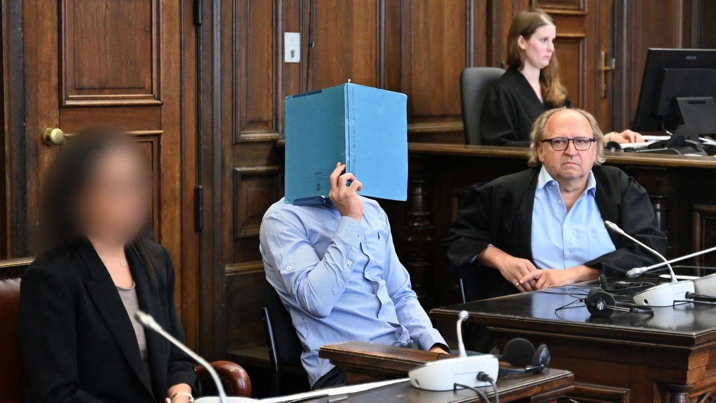 Der Angeklagte Anouar B. sitzt mit seinem Anwalt Tim Burkert (r.) und einer Dolmetscherin im Strafjustizgebäude in Hamburg. Die Anklage macht ihn dafür verantwortlich, dass seine Ex-Partnerin vom Balkon stürzte – und ihren Verletzungen erlag