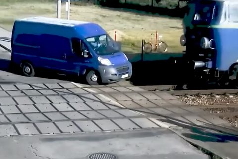 Ein Zug rammt den Transporter von den Schienen