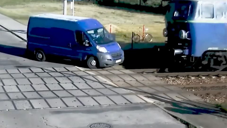Lok schleudert Transporter von den Schienen Ein Zug rammt den Transporter von den Schienen