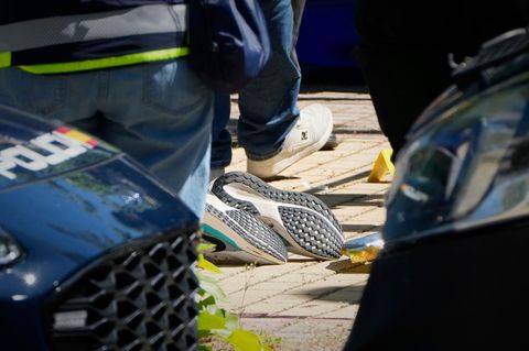 Schuhe einer Person liegen auf der Straße, spanische Polizei riegelt Tatort ab: Andrij Portnow in Madrid erschossen