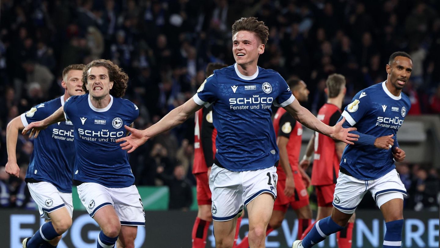 Arminia Bielefeld feiert den Einzug ins DFB-Pokalfinale