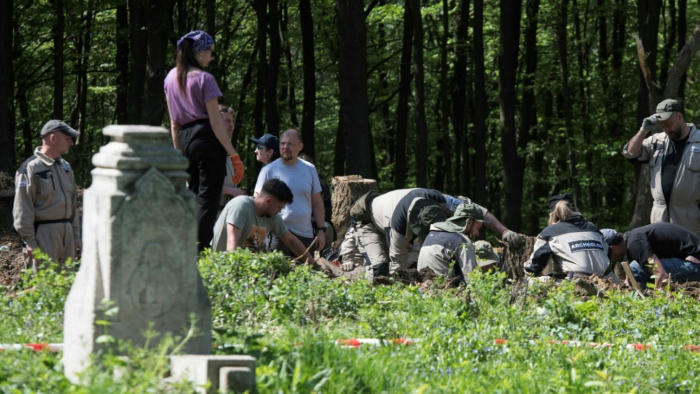 Polnische Archäologen bei der Exhumierung in Puzniki