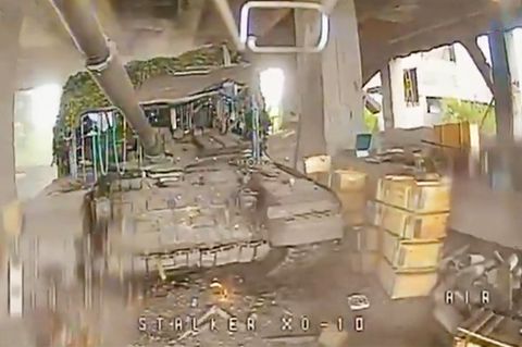 Video zeigt Explosion: Ukrainische Drohne sprengt versteckten russischen Panzer
