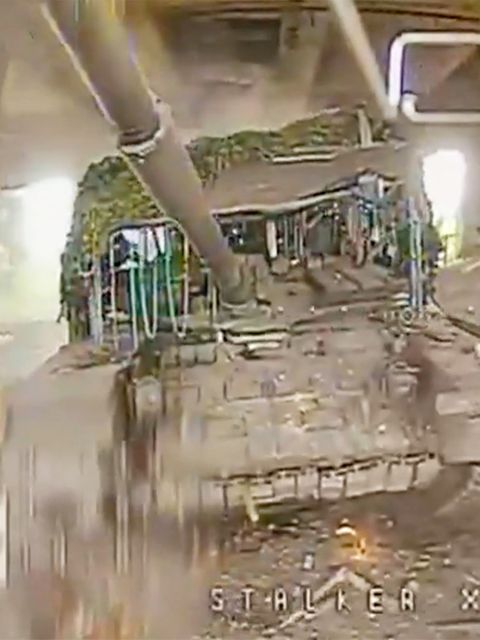 Video zeigt Explosion: Ukrainische Drohne sprengt versteckten russischen Panzer
