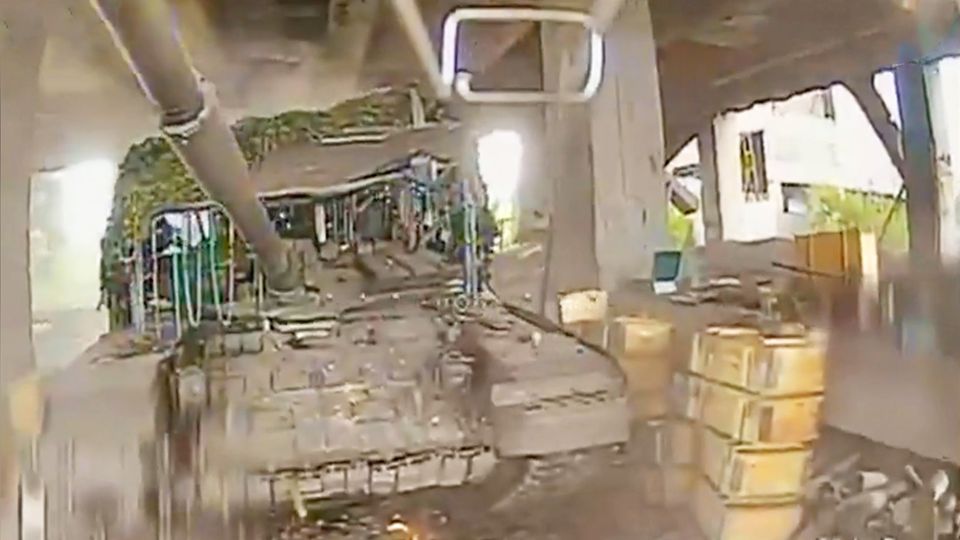 Video zeigt Explosion: Ukrainische Drohne sprengt versteckten russischen Panzer Video zeigt Explosion: Ukrainische Drohne sprengt versteckten russischen Panzer