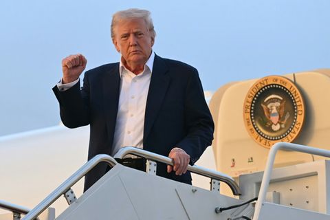 Donald Trump beim Verlassen der Air Force One am 4. Mai