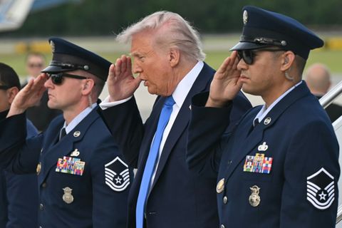 US-Präsident Donald Trump (Mitte) mit Soldaten