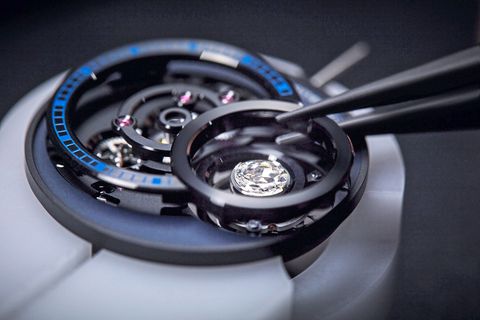 Chanel-Uhr: Einsetzen eines Tourbillon-Käfigs mit Diamant