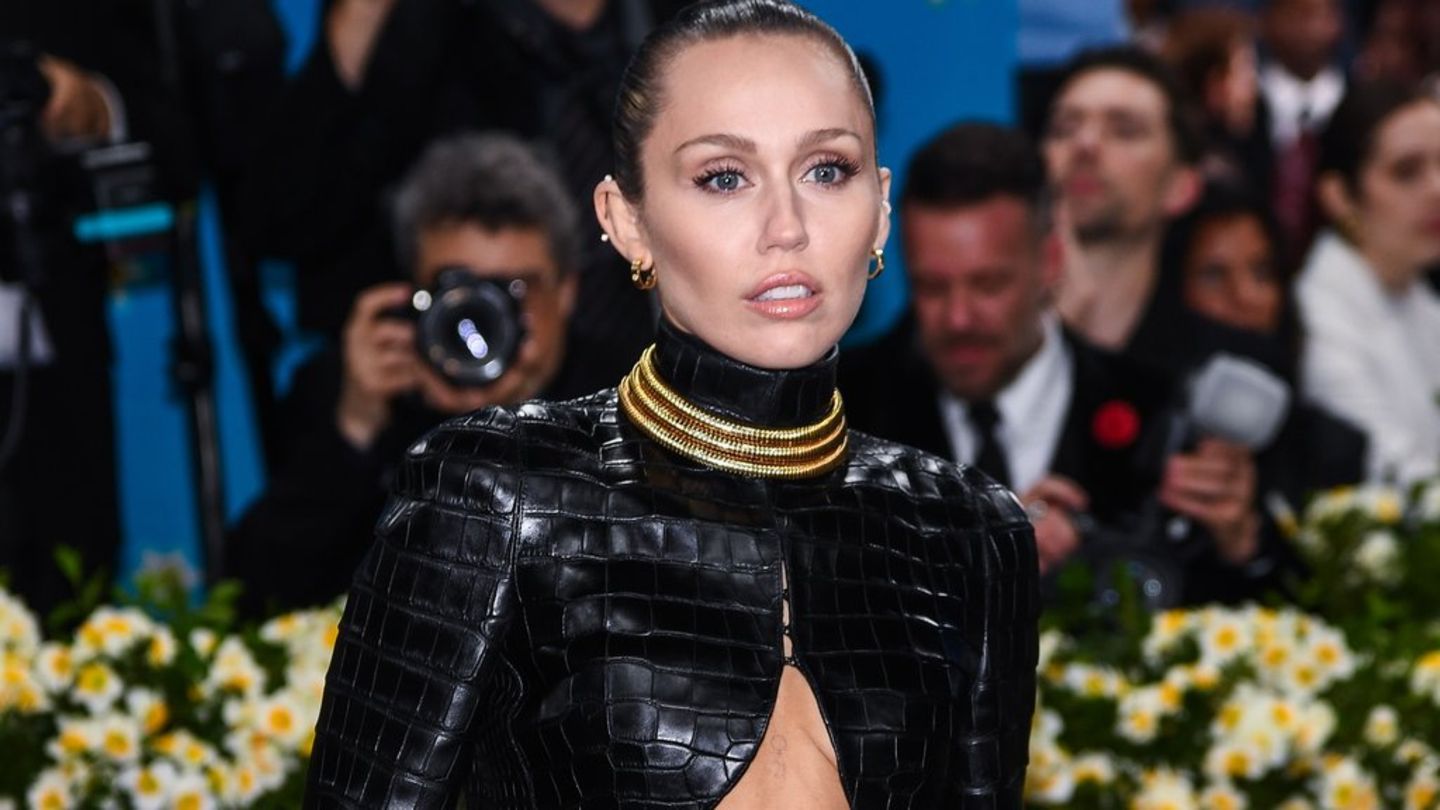 Miley Cyrus über "traumatischen" Notfall: Während Auftritt platzte Eierstockzyste