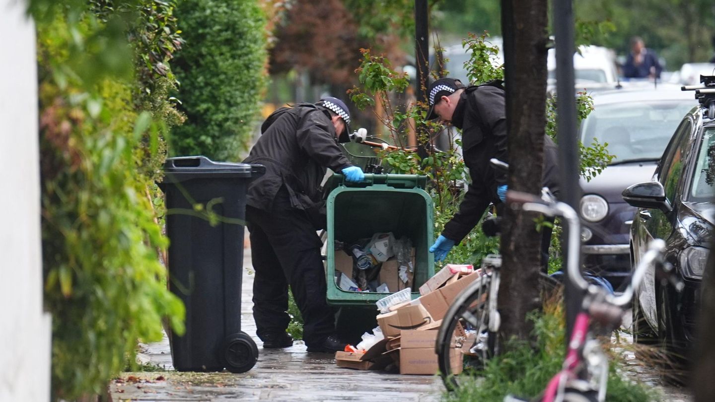 Polizisten durchsuchen vor Premier Keir Starmers ehemaligem Wohnhaus eine Mülltonne