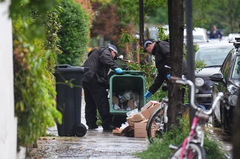 Polizisten durchsuchen vor Premier Keir Starmers ehemaligem Wohnhaus eine Mülltonne